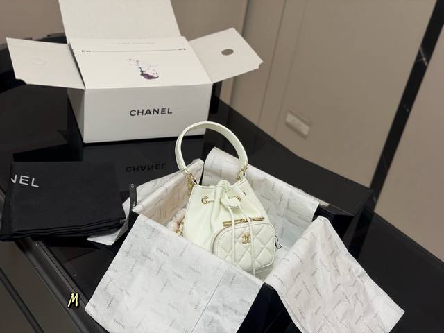 Comes with a folding box/airplane box. Chanel 22B - the cutest mini bucket bag!