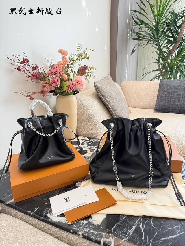 Lv The versatile Off Duty Vibe bag Super relaxed backpack Another member joins t