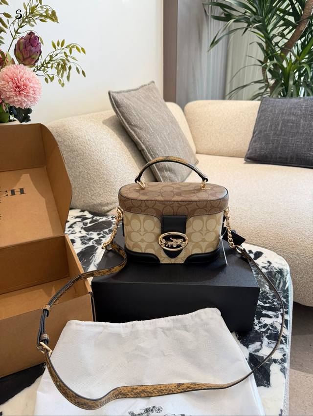 Report: The classic monogram print is really gorgeous! The all-over logo print o