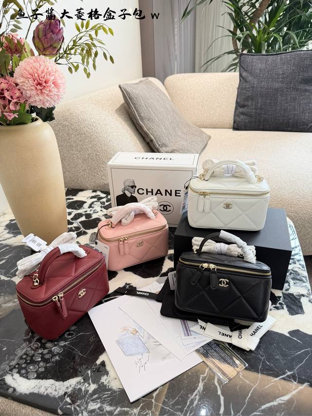 Trending Mini Box Lunch Box Chain Bag The small double buckle paired with a larg