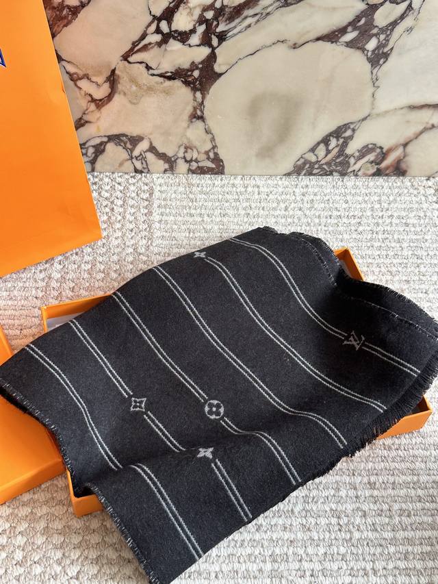 Original cashmere scarf with box. Size: 170*35 cm. 100% cashmere scarf from L'Or