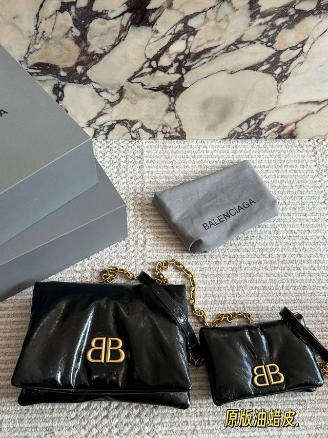 Comes with box. Made of waxed leather. Size: 26 x 20cm ( Original Price: 17 x 12