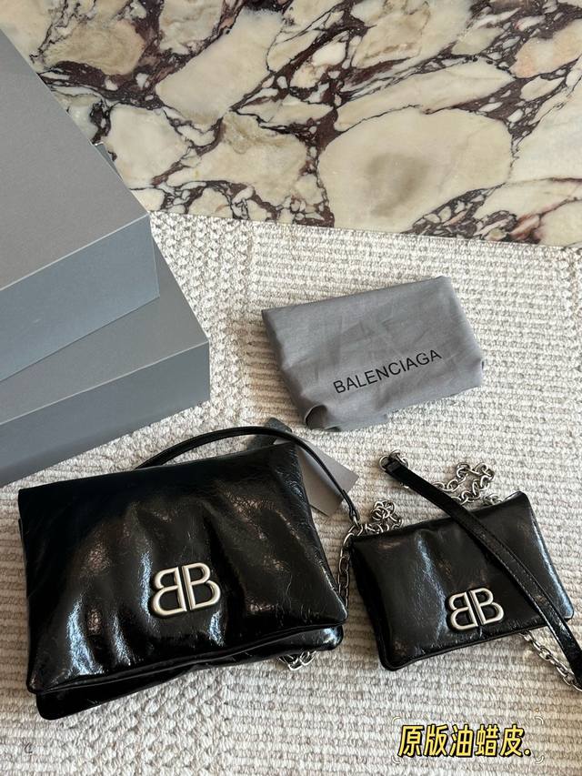 Comes with box. Made of waxed leather. Size: 26 x 20cm (Original Price: 17 x 12c