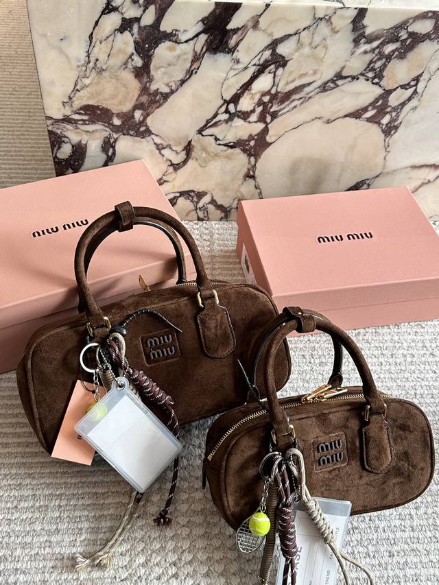 Box Included Size: 22*11cm Miumiu Bowling Briefcase The bag has just the right a