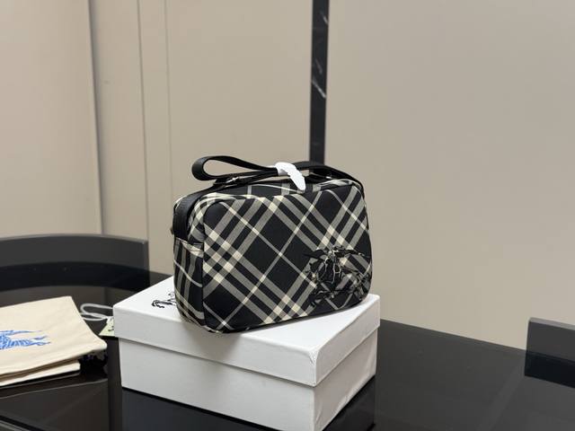Comes with box. Size: 26.18cm. Burberry new camera bag. Latest fabric checkered