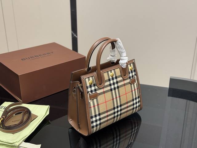 Comes with box, made of cowhide leather. Size: 25*20cm. Burberry Frances canvas