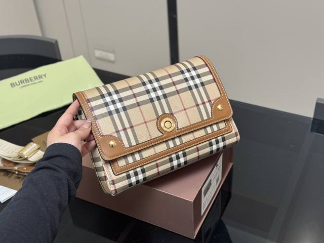Comes with box. Size: 25*18cm. Large Burberry canvas messenger bag! It exudes vi