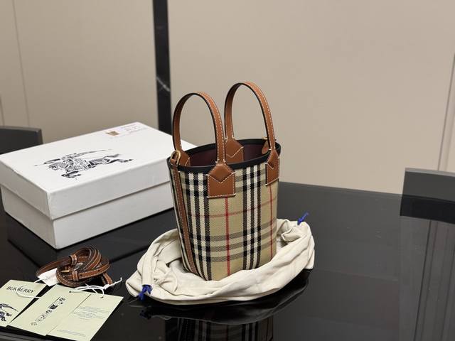 Comes with box. Size: 12*17cm. A bag you can buy without hesitation! Burberry Ki