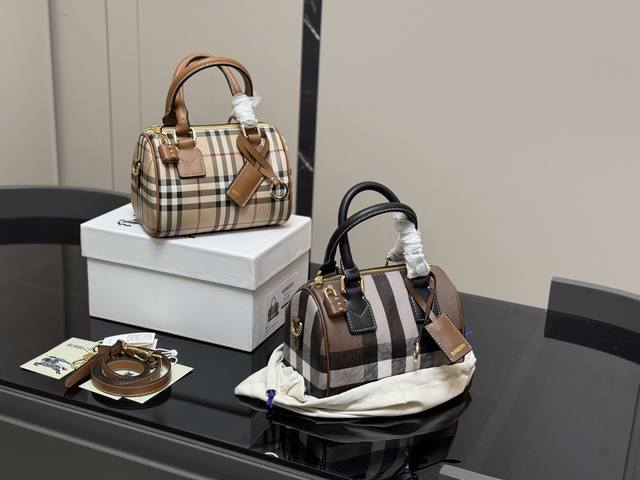 Comes with box. Size: 20.13cm. Burberry | Super cute pillow bag~ Available in mu