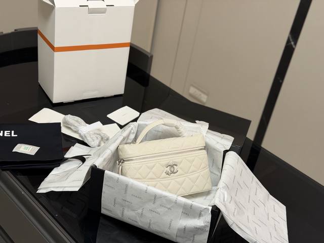 Comes with a folding box/airplane box. Chanel star LP lunchbox bag. The real thi