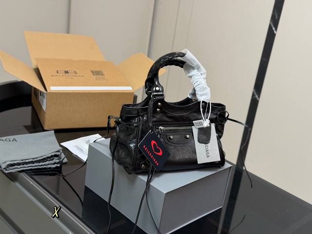 Comes with full packaging. Size: 26.20cm. Balenciaga new motorcycle oversized ba