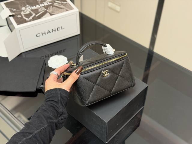 Comes with a folding case/airplane case. Upgraded quality. Size: 17.11cm. Chanel