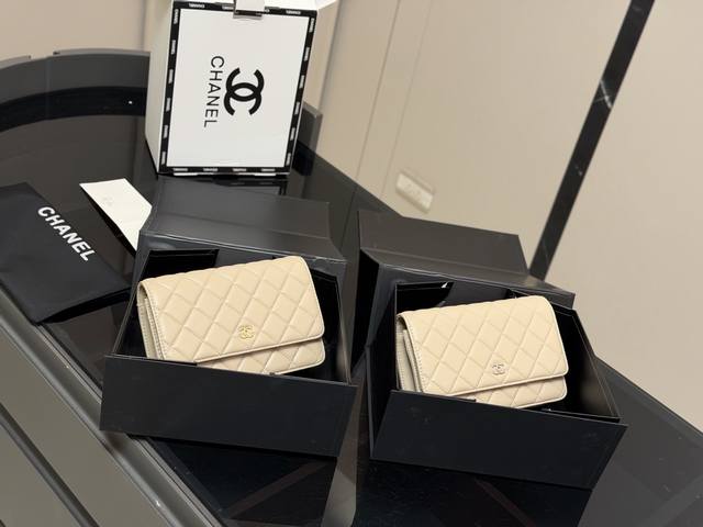 Comes with a folding box/airplane box. Size: 19*12cm. Chanel classic money bag.
