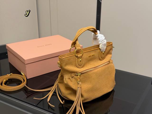 Comes with a box. The quality of this Miu Miu bag is amazing! It's a very unique