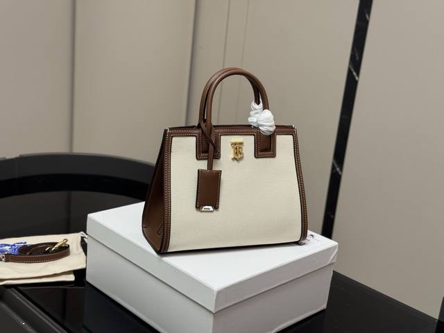 Comes with box, made of cowhide leather. Size: 27*21cm. Burberry Frances canvas