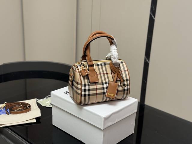 Comes with box. Size: 20.13cm. Burberry | Super cute pillow bag~ Available in mu