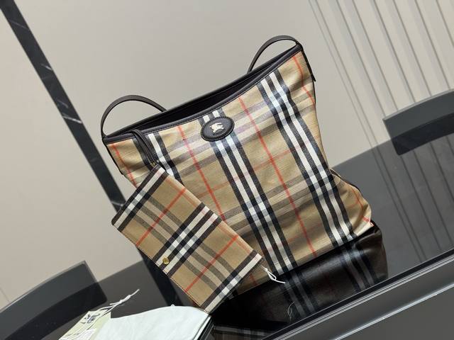 Box included. Size: 33.35cm. Burberry new Highlands bag (2025). Lightweight, exq