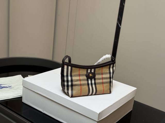 Box included. Size: 20*15cm. Burberry new bag, 2025 Highlands design. Lightweigh