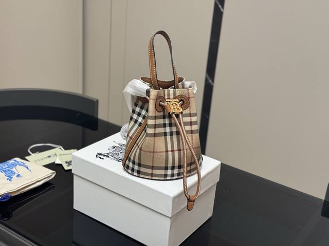 Comes with box. Size: 16*18cm. Burberry | Super cute bucket bag~ Available in mu