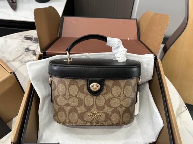 Comes with a folding box/airplane box. Size: 20*15cm. Coach's new Georgie limite