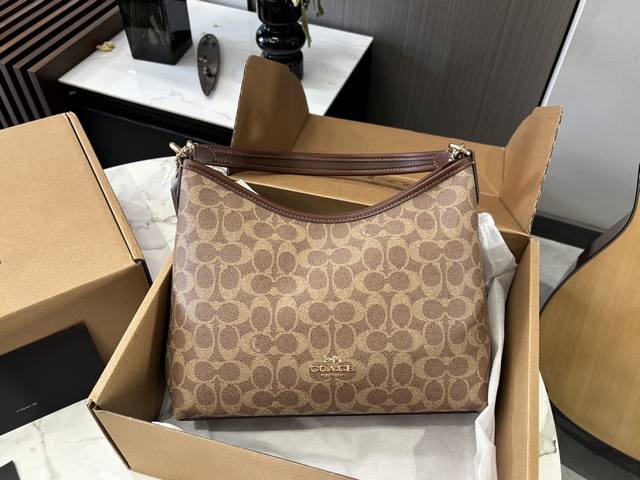 Replica version with airplane box. Size: 31*23cm. The new Coach Laurel hobo bag