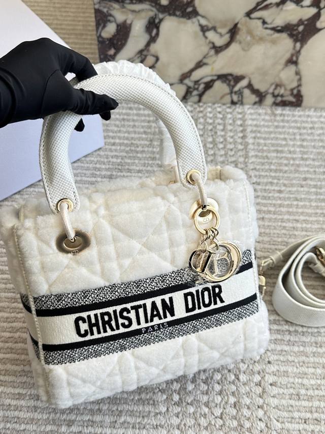 Box included. Size: 24*20cm. Original jacquard version. D-brand embroidered Lady