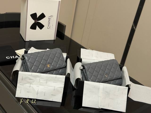 Comes with a folding box/airplane box. Size: 19*12cm. Chanel classic money bag.