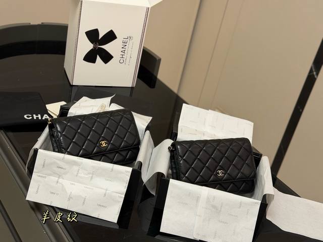 Comes with a folding box/airplane box. Size: 19*12cm. Chanel classic money bag.