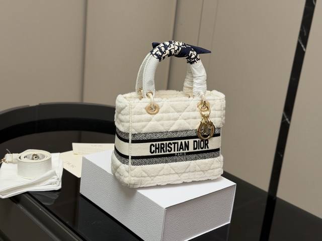 Comes with a folding box. Size: 24*20cm. Dior embroidered Lady Dior bag. Modern,