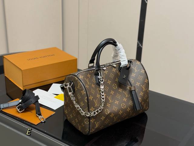 Comes with a folding box/airplane box. Size: 30cm. New LV Keepall pillow bag. Or