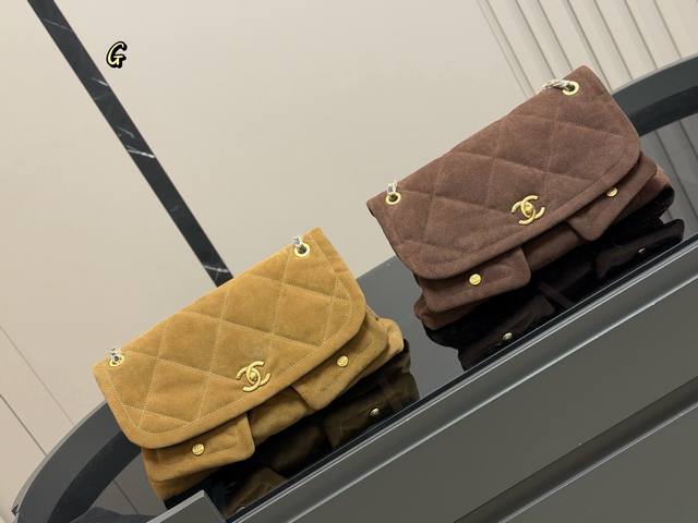 Chanel 25K is so beautiful! The bow is always so eye-catching, and the chain emb