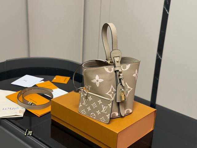 Comes with a folding box. Another hot new vintage LV bag is here! A bag that loo