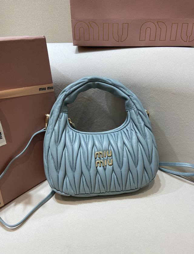 Hot New Color 5Bb125 Small Handbag/Crossbody Bag This bag is all over the intern