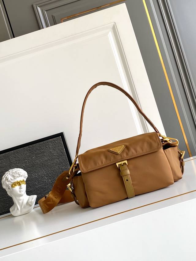 New Small Messenger Bag This handbag perfectly blends sophistication and functio