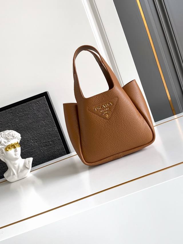 2025 Latest Mini Basket Tote Bag Gold Hardware This leather mini handbag feature