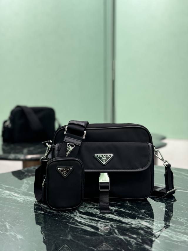 Men's Messenger Bag This crossbody bag is made of imported nylon fabric, with a