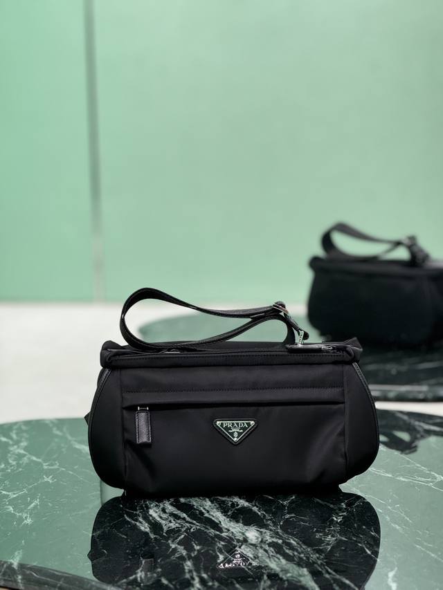 Classic Messenger Bag Medium Upgrade Version This flap shoulder bag is crafted f