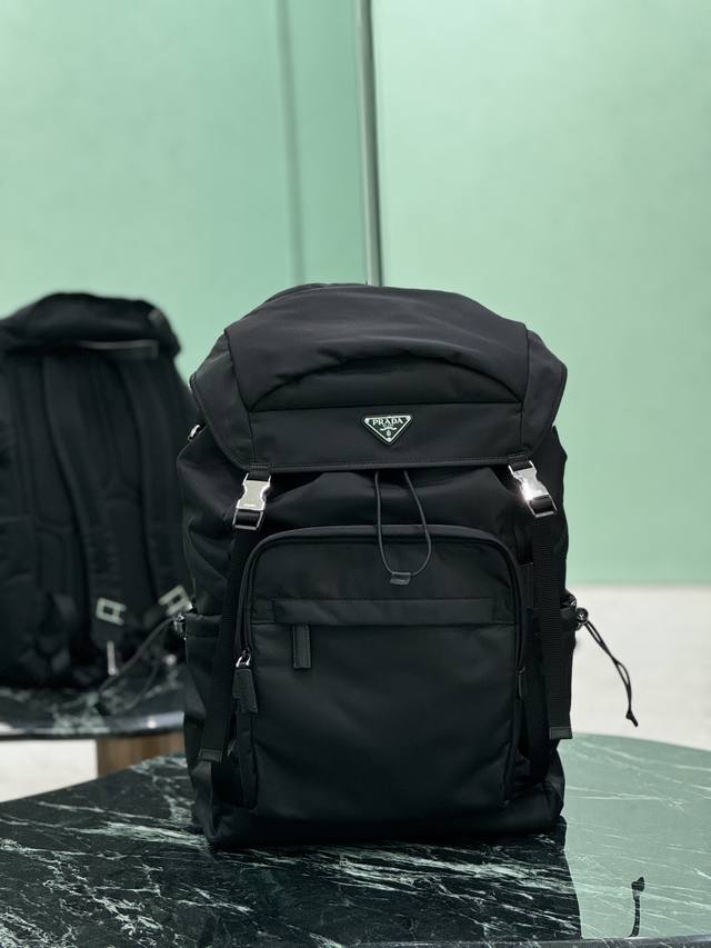 Men's Hiking Backpack This backpack boasts a technologically advanced exterior p
