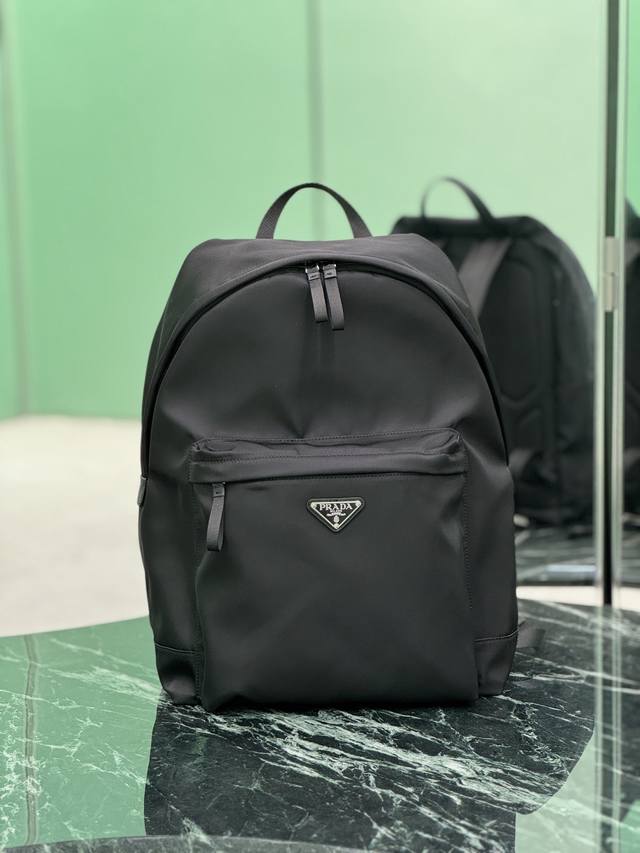 Backpack Made of imported Saffiano leather and imported nylon fabric, this back