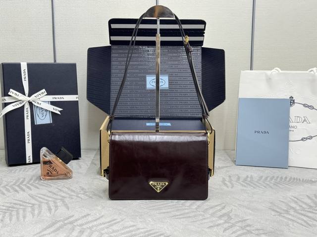 New Oil-Waxed Leather Messenger Bag 1Bd082 This messenger bag is made of importe