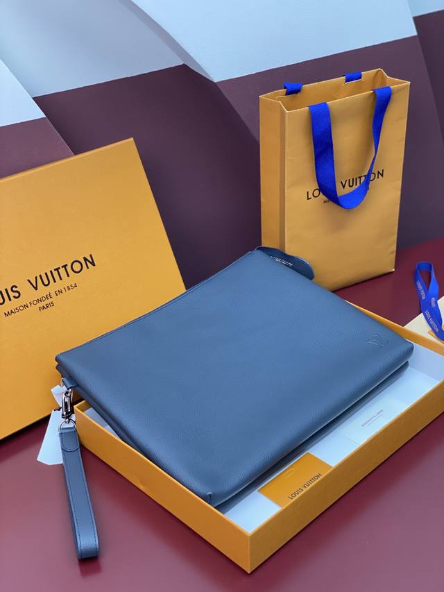 Factory Price p M25943 Blue! Made of top-grain cowhide, this Duo pouch clutch f