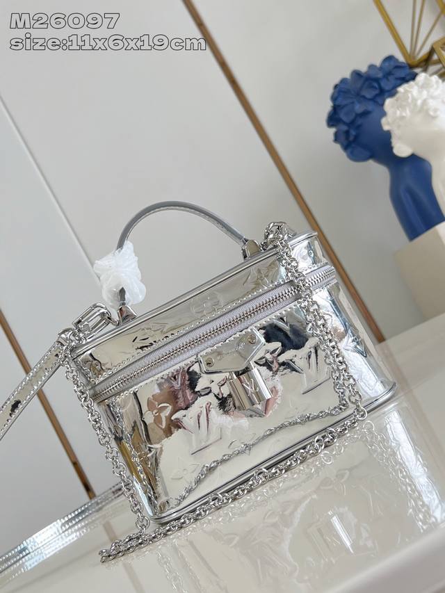 Exclusive Real Shot M26097 This Vanity Chain pouch handbag is from the LV Ski co