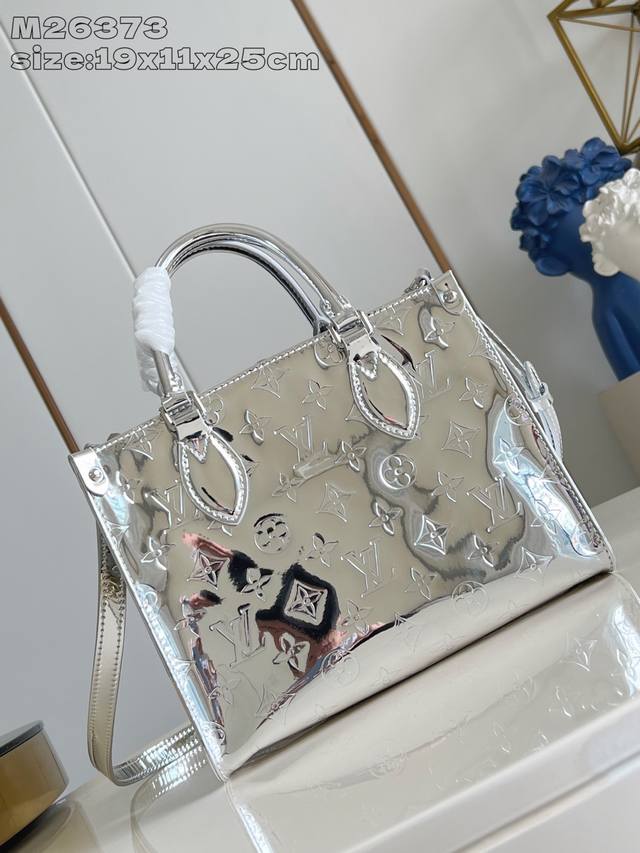 Exclusive Real Shot M26373 This Onthego small handbag joins the Lv Ski collectio