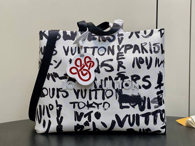 Original Quality N40797 Black Graffiti Medium Square Bag. This Shopper Tote fea