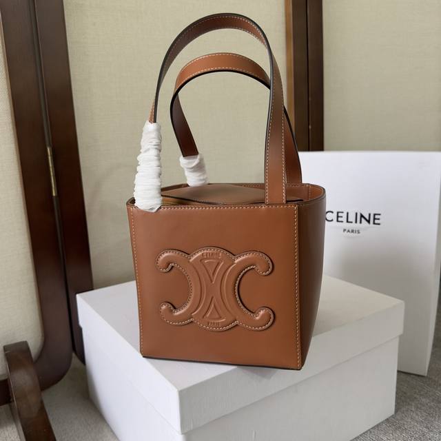 New Arrival: Beline's Spring/Summer Cuirtriomphe handbag is a key feature. Conti