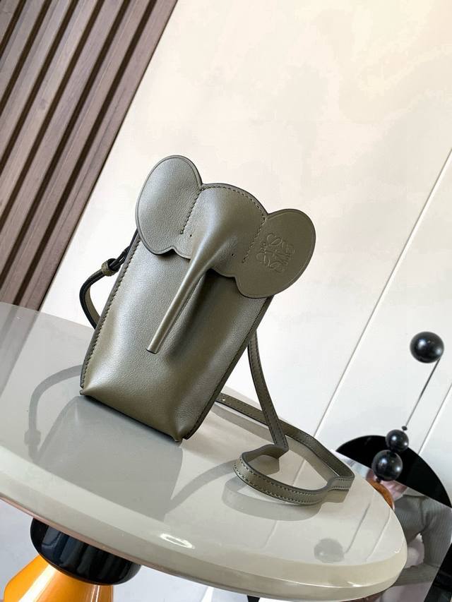 Original Leather Classic cowhide elephant bag. This small elephant-shaped bag is