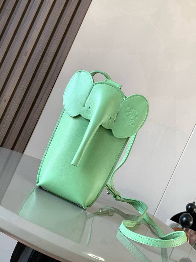 Original Leather Classic cowhide elephant bag. This small elephant-shaped bag is