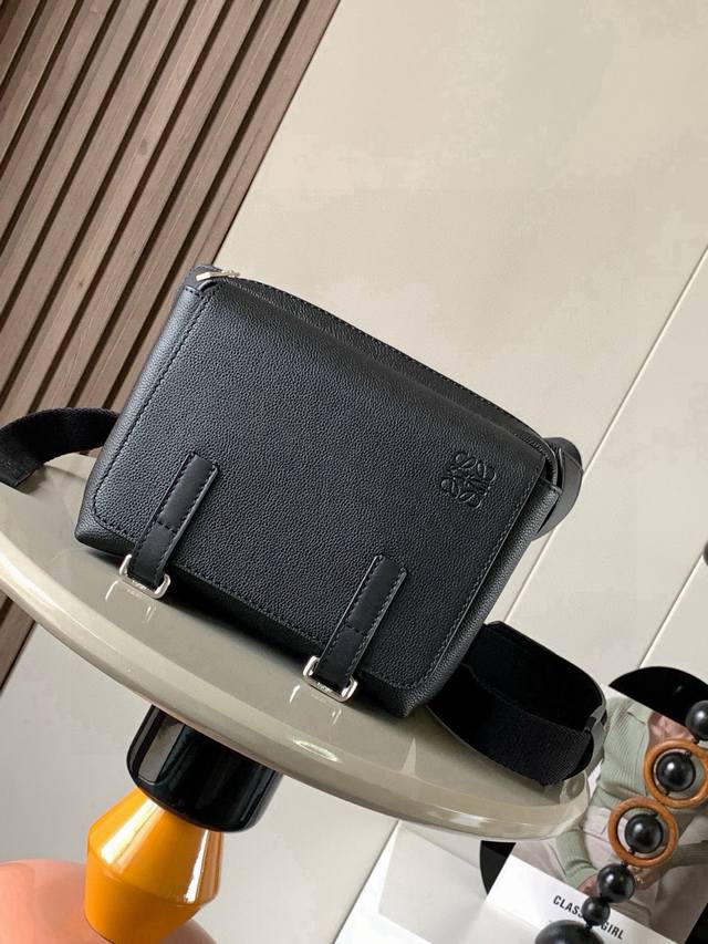 Original Leather L0Ewe New Xs Military Messenger Bag. This classic messenger bag