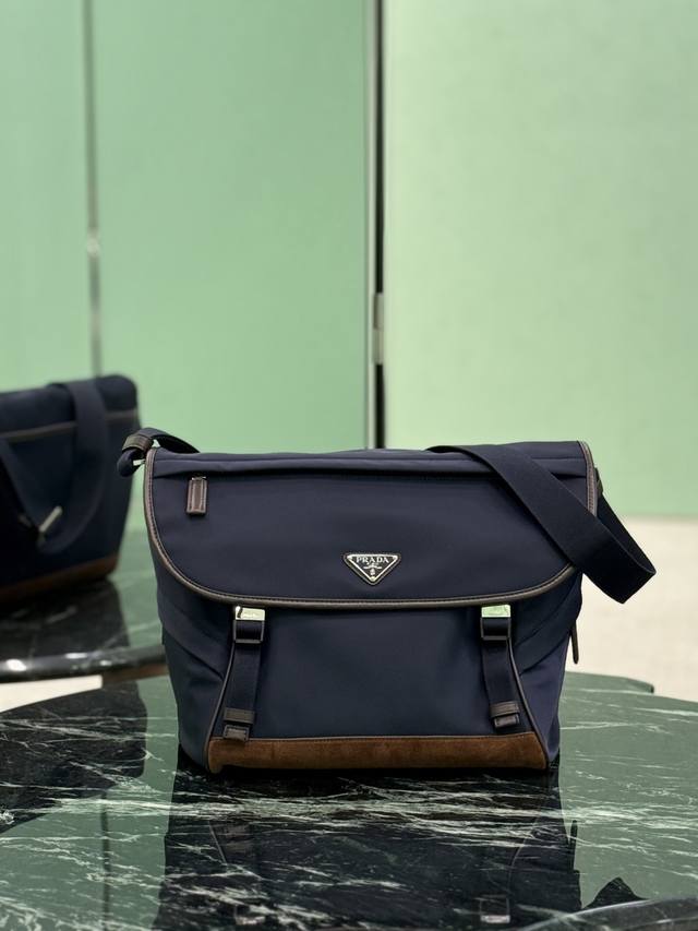 Authentic New Large Messenger Bag This messenger bag features a sporty design, c