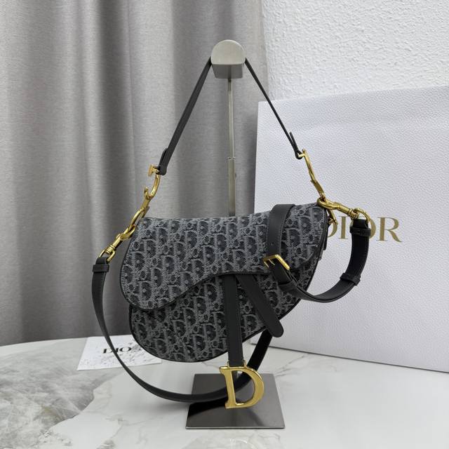 Top-quality original grey Oblique printed fabric and smooth cowhide leather. Th